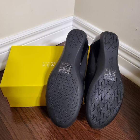 Kenneth Cole REACTION Black mid heel pumps. SIZE  9. Never worn - Picture 3 of 4